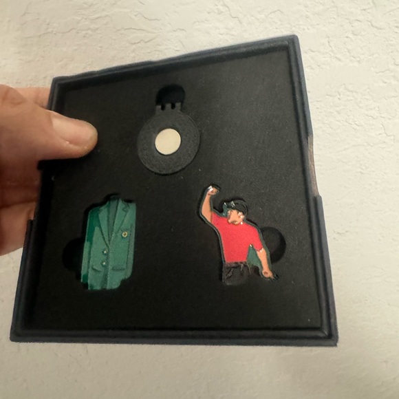 Masters green jacket golf ball marker set 
2 ball markers plus 1 hat clip - Picture 3 of 4